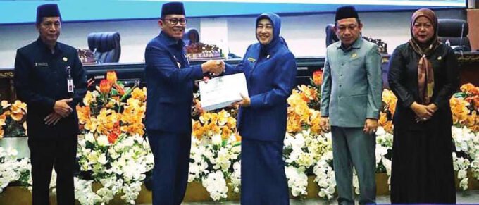 PENGANTAR PIDATO: Ketua DPRD Kabupaten Barito Utara Ir Hj Mery Rukaini MIP diampingi oleh Wakil Ketua I, Wakil Ketua II H Beni Siswanto dan Hj Henny Rosgiati Rusli menerima penyampaian Pidato Pengantar Bupati Barito Utara Terhadap Raperda Tentang Pertanggungjawaban Pelaksanaan APBD Tahun Anggaran 2024 dari Pj Bupati Barito Utara Indra Gunawan serta Sekda Drs Muhlis di ruang rapat Paripurna DPRD setempat, Senin (8/9).