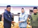 DPRD BATARA BERITA ACARA: Pj Bupati Barito Utara Indra Gunawan didampingi Sekda Muhlis bersama Ketua DPRD Barito Utara, Hj Mery Rukaini menandatangani berita acara persetujuan Rancangan Perubahan KUA-PPAS APBD Kabupaten Barito Utara Tahun Anggaran 2025 serta Raperda Pertanggungjawaban Pelaksanaan APBD Tahun Anggaran 2024 di ruang sidang Paripurna DPRD setempat, Rabu (10/9)