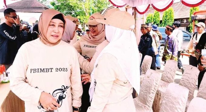 FESTIVAL BUDAYA: Ketua DPRD Barito Utara Ir Hj Mery Rukaini MIP bersama anggota DPRD lainnya saat menghadiri pembukaan Festival Budaya Iya Mulik Bengkang Turan di arena terbuka Tiara Batara Muara Teweh, belum lama ini.