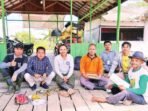 DPRD BATARA AJAK BERDISKUSI: Anggota DPRD Kabupaten Barito Utara, Ardianto, saat berdiskusi dengan warga terkait rencana pengembangan ternak sapi di Kecamatan Teweh Selatan, Senin (1/9).