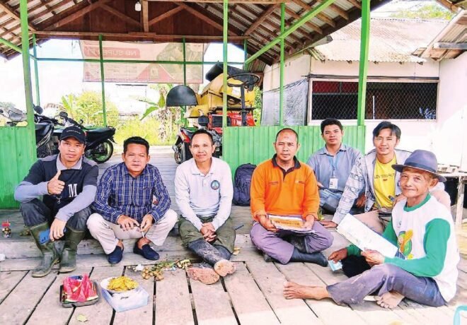 AJAK BERDISKUSI: Anggota DPRD Kabupaten Barito Utara, Ardianto, saat berdiskusi dengan warga terkait rencana pengembangan ternak sapi di Kecamatan Teweh Selatan, Senin (1/9).