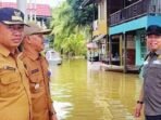 DPRD BATARA PENINJAUAN BANJIR: Camat Teweh Baru, H. Joni, bersama Lurah Jambu dan Anggota Komisi II DPRD Barito Utara, Bina Husada, saat meninjau banjir di Kelurahan Jambu, Senin (15/9).