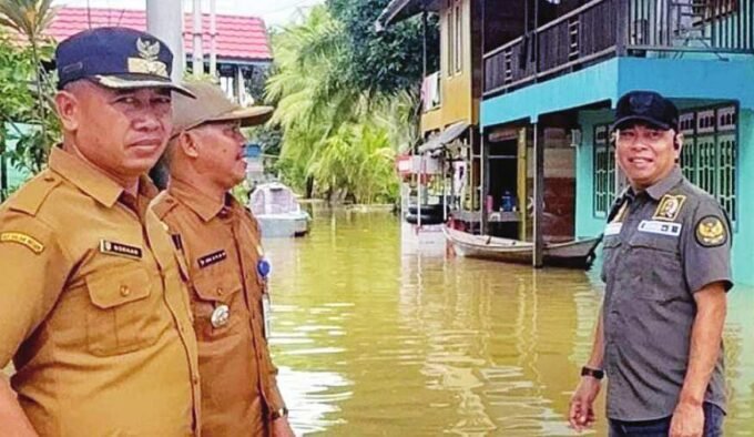 PENINJAUAN BANJIR: Camat Teweh Baru, H. Joni, bersama Lurah Jambu dan Anggota Komisi II DPRD Barito Utara, Bina Husada, saat meninjau banjir di Kelurahan Jambu, Senin (15/9).
