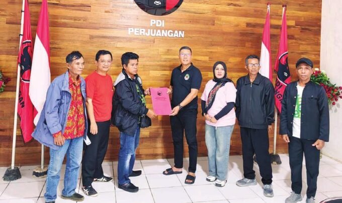 DPRD BATARA TERIMA DUKUNGAN: H. Taufik Nugraha saat menerima berkas dukungan yang diserahkan langsung oleh pengurus PAC PDIP Barito Utara dalam pertemuan di Sekretariat PDI Perjuangan Muara Teweh, Sabtu (30/8).