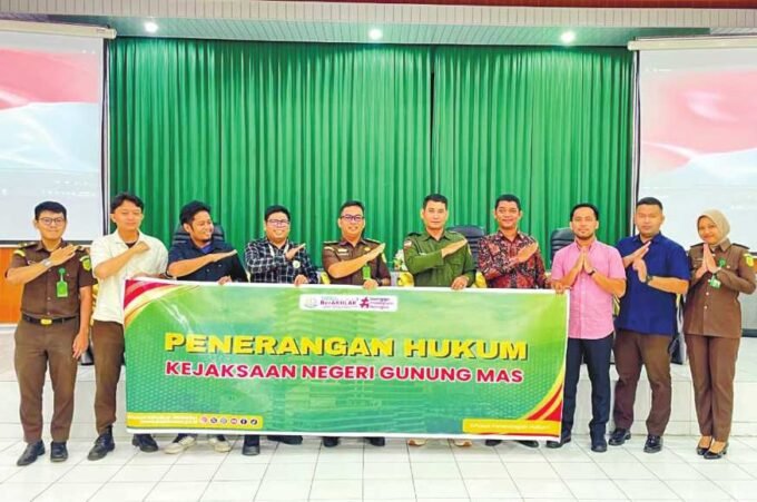 DPRD GUMAS PENYERAHAN: Kasi Intelijen Kejari Gunung Mas, Supritson menyerahkan baju kepada peserta di aula Bappaerida, Rabu (17/9).