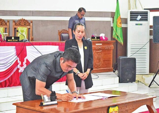 PENANDATANGANAN: Ketua DPRD Gunung Mas, Binartha bersama koleganya menghadiri agenda di gedung dewan setempat, belum lama ini.