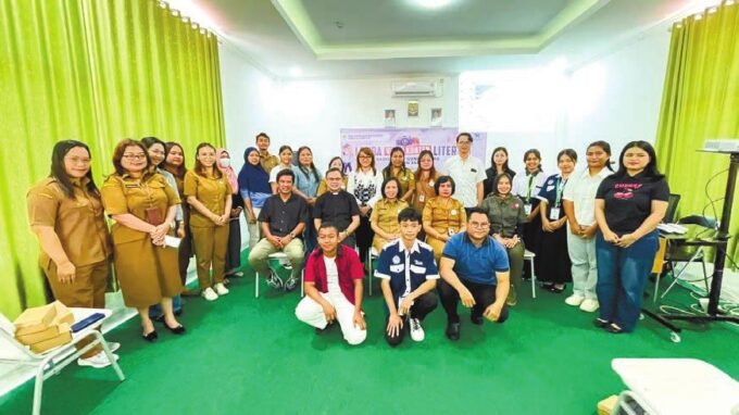 DPRD GUMAS LOMBA: Sejumlah peserta sedang berlomba di aula gedung Dispursip Gunung Mas, Senin (1/9)