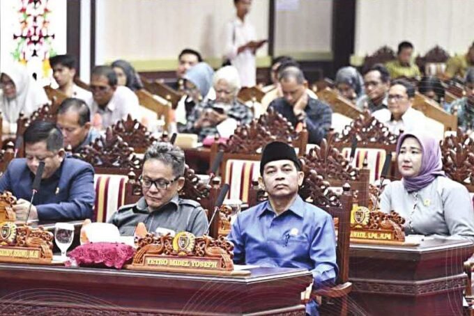 DPRD KALTENG PARIPURNA: Anggota DPRD Kalteng, Yetro Midel Yoseph saat mengikuti rapat paripurna di ruang rapat paripurna DPRD Kalteng, belum lama ini.