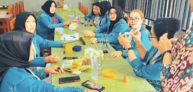 DPRD KALTENG AKTIF: Suasana kebersamaan Forum Ikatan Istri Anggota Dewan (FISDAWAN) Kalimantan Tengah pada pertemuan rutin di salah satu Rumah Makan di Kota Palangka Raya, belum lama ini.