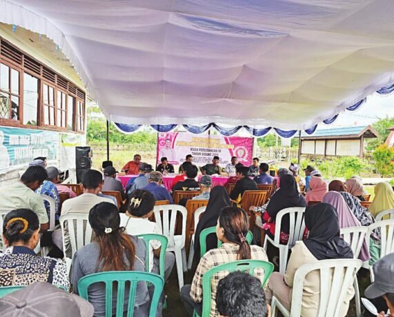 RESES PERSEORANGAN: Anggota DPRD Kalteng, Wengga Febri Dwi Tananda saat pertemuan dengan warga untuk rapat dengar pendapat dan keluhan di daerah pemilihan Seruyan, beberapa waktu lalu.