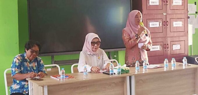 DPRD KALTENG RESES: Ketua Komisi II DPRD Kalteng, Hj Siti Nafsiah saat melaksanakan reses perseorangan di Kabupaten Katingan, beberapa waktu lalu.