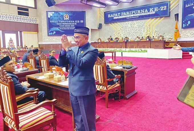 HADIRI: Wakil Ketua III DPRD Kalteng, Junaidi saat menghadiri rapat paripurna, belum lama ini.