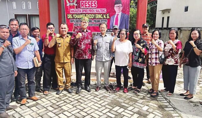 DPRD KALTENG RESES: Anggota DPRD Kalteng, Yohannes Freddy Ering saat melaksanakan reses perseorangan ke Puskesmas Bereng, Kecamatan Kahayan Hilir, Kabupaten Pulang Pisau, beberapa waktu lalu.