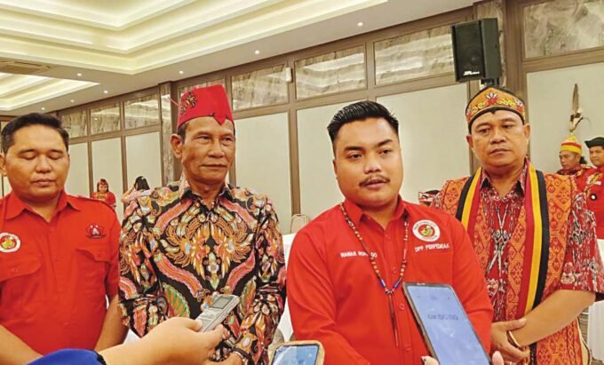 DPRD KALTENG HADIRI: Ketua DPRD Kalteng, Arton S Dohong (dua dari kiri) saat menghadiri sebuah acara di Kota Palangka Raya, belum lama ini.