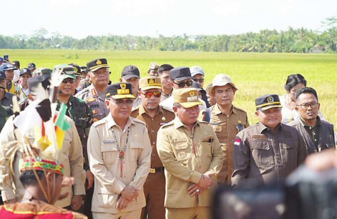 DPRD KAPUAS PERTANIAN: Ketua DPRD Kapuas Ardiansah (dua dari kanan) turut mendampingi Gubernur Kalteng Agustiar Sabran saat melakukan panen raya di Terusan Kecamatan Bataguh belum lama tadi.