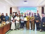 SALURKAN ASPIRASI: Wakil Ketua II DPRD Kapuas menyerahkan aspirasi masyarakat Kapuas kepada DPRD Kalteng yang diterima Kepala Bagian Persidangan Sekretariat DPRD Provinsi Kalteng Diwun, Selasa (16/9).