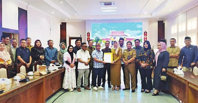 SALURKAN ASPIRASI: Wakil Ketua II DPRD Kapuas menyerahkan aspirasi masyarakat Kapuas kepada DPRD Kalteng yang diterima Kepala Bagian Persidangan Sekretariat DPRD Provinsi Kalteng Diwun, Selasa (16/9).