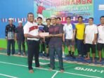 DUKUNGAN: Anggota DPRD Kapuas Suprianto menyerahkan bantuan pada turnamen Turnamen Bulu Tangkis di GOR Sinar Mulia, Handel Sarinanti Desa Tamban Jaya Kecamatan Tamban Catur
