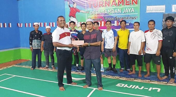 DUKUNGAN: Anggota DPRD Kapuas Suprianto menyerahkan bantuan pada turnamen Turnamen Bulu Tangkis di GOR Sinar Mulia, Handel Sarinanti Desa Tamban Jaya Kecamatan Tamban Catur