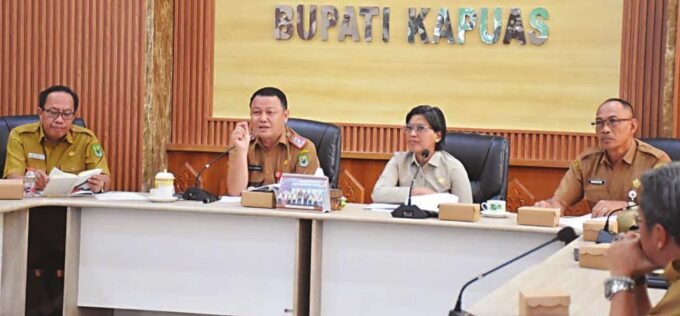 RAPAT: Ketua Komisi III DPRD Kapuas Yunaningsih saat mengikuti rapat pengambilan keputusan KKPR, Selasa (23/9).