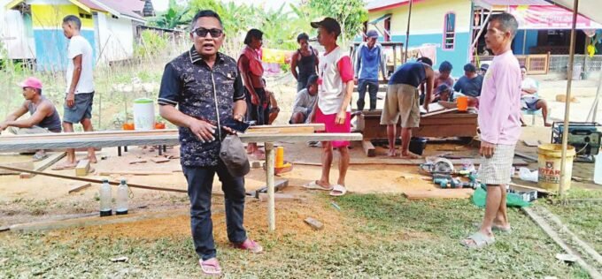 DPRD KAPUAS RESES: Anggota DPRD Kapuas H Didi Hartoyo ketika melakukan kunjungan kerja ke Desa Lawang Tamang, Kecamatan Pasak Talawang belum lama tadi.