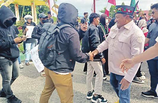DPRD KAPUAS MENYAPA: Ketua DPRD Kapuas Ardiansah menyapa pengunjuk rasa di depan kantor DPRD Kapuas, Senin (1/9).