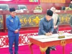 PENANDATANGANAN: Ketua DPRD Murung Raya, Rumiadi, menandatangani dokumen Raperda Perubahan APBD 2025 yang baru saja ditandatangani bersama kepada Bupati Murung Raya, Heriyus.