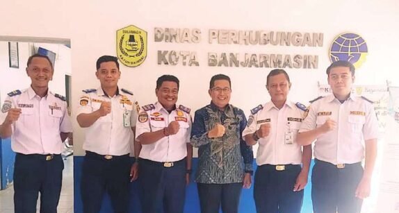 KUNJUNGAN KERJA: Ketua Komisi I DPRD Murung Raya, Rejikinoor (tiga dari kanan) kunker ke Dishub Kota Banjarmasin, Rabu (30/7).