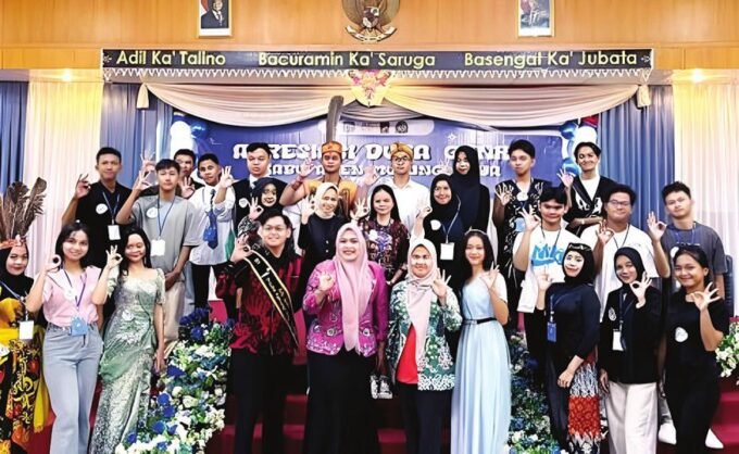 DAPAT DUKUNGAN: Wakil Ketua I DPRD Murung Raya, Dina Maulidah (tengah) bersama dengan para peserta Generasi Berencana, Senin (4/8).