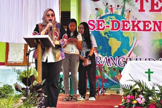 BERI SAMBUTAN: Wakil Ketua I DPRD Mura, Dina Maulidah memberikan sambutan di acara temu orang muda Katolik, Jumat (4/7).