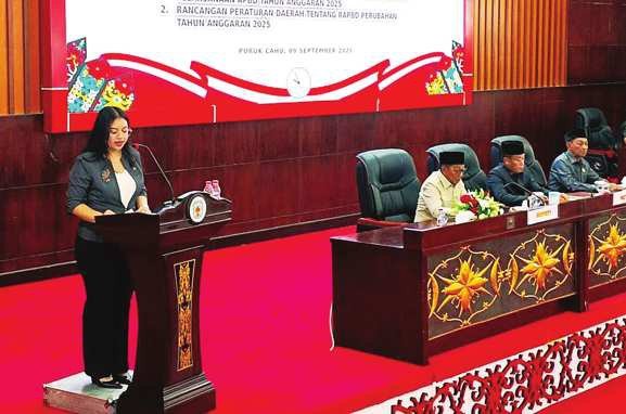 DPRD MURA PENYAMPAIAN: Juru Bicara Fraksi PDIP Kabik Amaz Jasikha saat menyampaikan pandangan umum fraksi terhadap dua raperda usulan Pemkab Murung Raya.