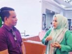 DPRD MURA DISKUSI: Waket I DPRD Mura, Dina Maulidah sedang berbincang dengan Direkrut Perumda Danum Pomolum, bari-baru ini.