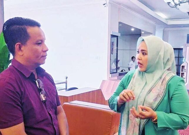 DISKUSI: Waket I DPRD Mura, Dina Maulidah sedang berbincang dengan Direkrut Perumda Danum Pomolum, bari-baru ini.