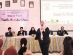 DPRD MURA PAPARAN: Wakil Ketua I DPRD Murung Raya, Dina Maulidah menyampaikan paparan sosialisasinya terkait bahaya bullying, Sabtu (19/7).