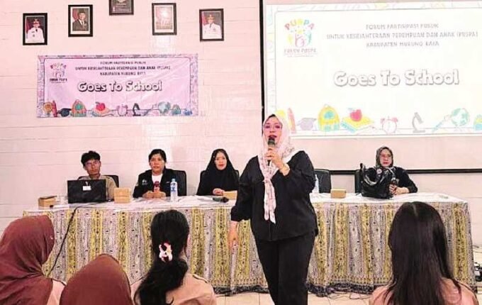 DPRD MURA PAPARAN: Wakil Ketua I DPRD Murung Raya, Dina Maulidah menyampaikan paparan sosialisasinya terkait bahaya bullying, Sabtu (19/7).