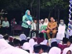SAMBUTAN: Waket I DPRD Mura, Dina Maulidah berikan sambutan dihadapan para murid, Senin (21/7).