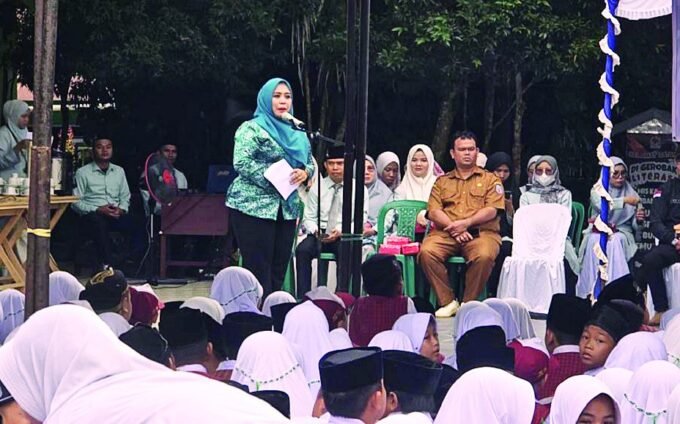 SAMBUTAN: Waket I DPRD Mura, Dina Maulidah berikan sambutan dihadapan para murid, Senin (21/7).