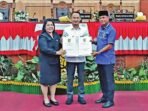 DPRD PALANGKA RAYA SEPAKAT: Wakil Ketua I dan Wakil Ketua II DPRD Kota Palangka Raya serta Wali Kota Palangka Raya menyetujui dua raperda inisiatif ditindaklanjuti ke tahapan selanjutnya, di Gedung Paripurna DPRD Kota Palangka Raya, belum lama ini.