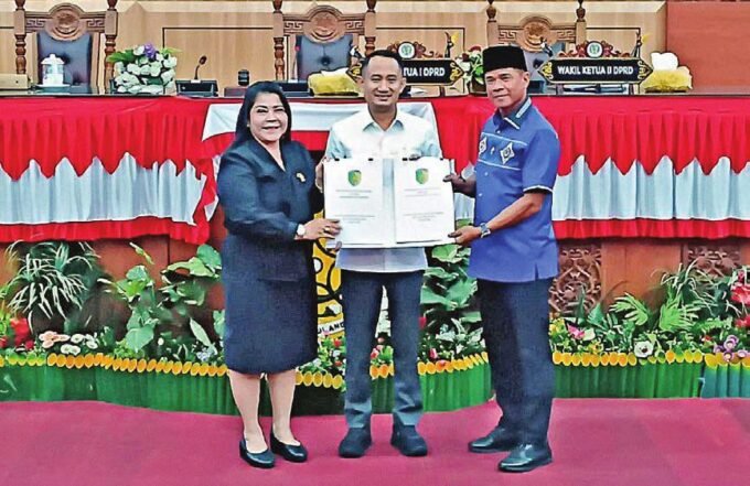 SEPAKAT: Wakil Ketua I dan Wakil Ketua II DPRD Kota Palangka Raya serta Wali Kota Palangka Raya menyetujui dua raperda inisiatif ditindaklanjuti ke tahapan selanjutnya, di Gedung Paripurna DPRD Kota Palangka Raya, belum lama ini.