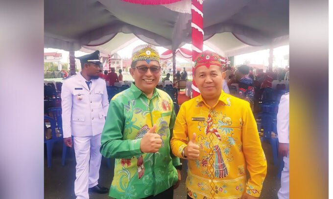 MEMPERINGATI: Ketua Komisi I DPRD Murung Raya, Rejikinoor (kiri) menghadiri peringatan Hari Jadi ke 23 Mura, kemarin.