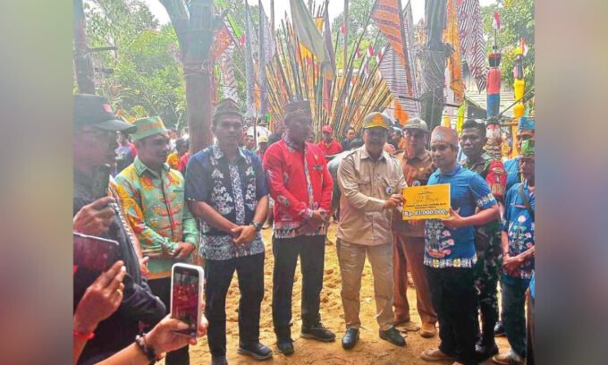 DPRD GUMAS MENGHADIRI: Ketua DPRD Gunung Mas, Binartha hadir saat penyerahan bantuan di Tumbang Jutuh, Senin (8/9).