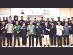KAPUAS KOMPAK: Sekretaris Daerah Kabupaten Kapuas Dr Usis I Sangkai foto bersama pada acara Pelantikan Pengurus IPSI Kabupaten Kapuas Masa Bakti 2025- 2029 di Aula Dinas Pendidikan Kabupaten Kapuas, Sabtu (13/9).