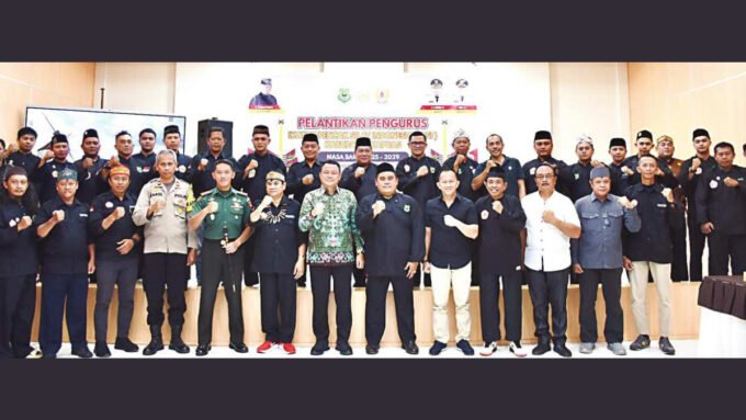 KOMPAK: Sekretaris Daerah Kabupaten Kapuas Dr Usis I Sangkai foto bersama pada acara Pelantikan Pengurus IPSI Kabupaten Kapuas Masa Bakti 2025- 2029 di Aula Dinas Pendidikan Kabupaten Kapuas, Sabtu (13/9).