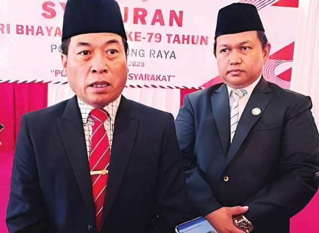 BERI KETERANGAN: Ketua DPRD Murung Raya, Rumiadi usai mengikuti upacara dan syukuran peringatan Hari Bhayangkara ke 79, Selasa (1/7).