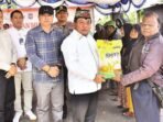 KAPUAS PANGAN MURAH: Bupati Kapuas HM Wiyatno menyerahkan paket sembako kepada sejumlah penerima pada kegiatan GPM Serentak yang berlangsung di Stadion Panunjung TarungSabtu (30/8).