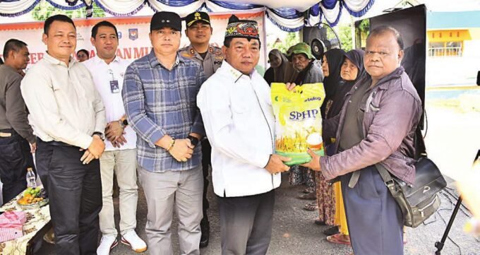 KAPUAS PANGAN MURAH: Bupati Kapuas HM Wiyatno menyerahkan paket sembako kepada sejumlah penerima pada kegiatan GPM Serentak yang berlangsung di Stadion Panunjung TarungSabtu (30/8).