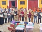 KAPUAS PEDULI: Bupati Kapuas H Muhammad Wiyatno bersama Wakil Bupati Dodo menyerahkan bantuan untuk korban kebakaran, Selasa (16/9).