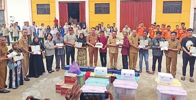KAPUAS PEDULI: Bupati Kapuas H Muhammad Wiyatno bersama Wakil Bupati Dodo menyerahkan bantuan untuk korban kebakaran, Selasa (16/9).