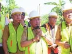 KAPUAS PANCANG PERTAMA: Bupati Kapuas H Muhammad Wiyatno didampingi Wakil Bupati Dodo dan Sekretaris Daerah Kabupaten Kapuas Dr Usis I Sangkai melaksanakan Groundbreaking Ceremony atau peletakan tiang pancang pertama pembangunan Jembatan Sei Asem-Balai Pertanian di Kelurahan Sei Pasah, Kecamatan Kapuas Hilir, Senin (22/9).