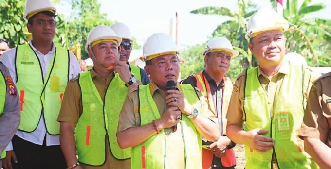 PANCANG PERTAMA: Bupati Kapuas H Muhammad Wiyatno didampingi Wakil Bupati Dodo dan Sekretaris Daerah Kabupaten Kapuas Dr Usis I Sangkai melaksanakan Groundbreaking Ceremony atau peletakan tiang pancang pertama pembangunan Jembatan Sei Asem-Balai Pertanian di Kelurahan Sei Pasah, Kecamatan Kapuas Hilir, Senin (22/9).